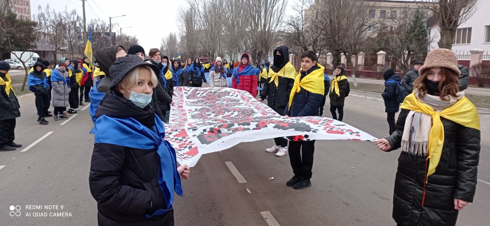 Школьники и студенты Новой Каховки создали “Молодежную цепь единства”: фоторепортаж